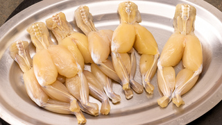 Sécher les cuisses de grenouille. Sécher les cuisses de grenouille.