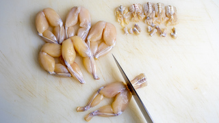 Parer les cuisses de grenouille. Parer les cuisses de grenouille.