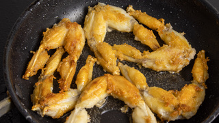 Poursuivre la cuisson jusqu'à obtenir des cuisses bien dorées. Poursuivre la cuisson jusqu'à obtenir des cuisses bien dorées.